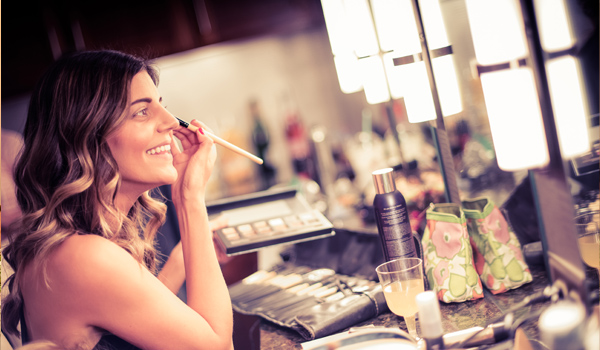 Lady putting makeup on